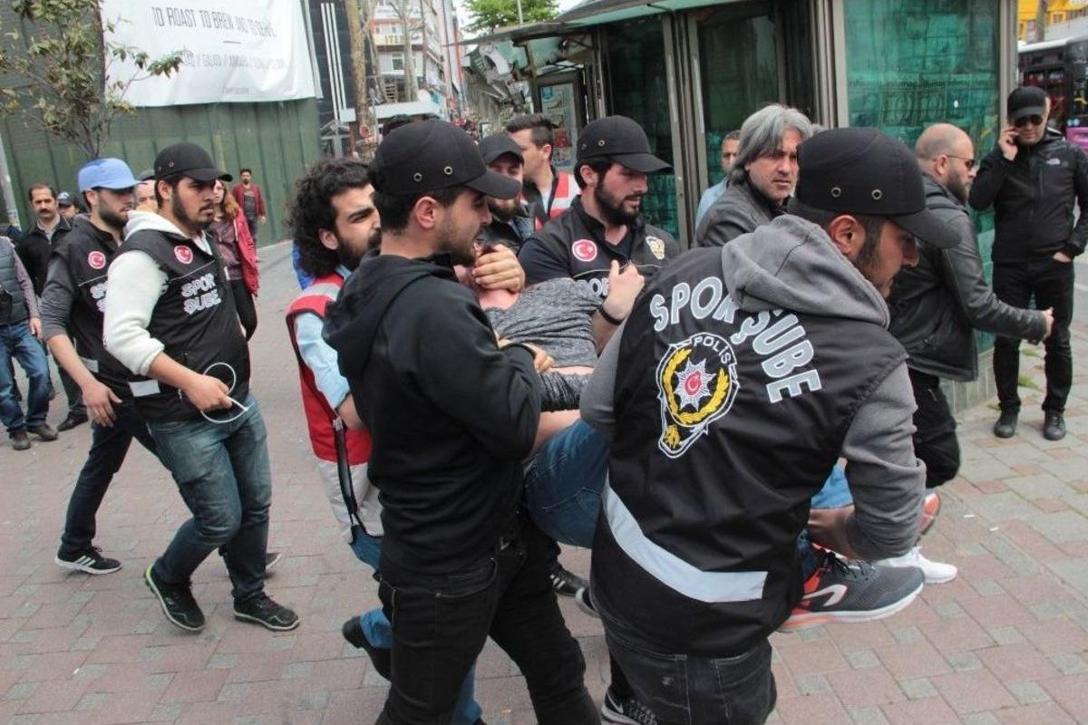 Beşiktaş&rsquo;ta Oturma Eylemi Yapan Gruba Polis M&uuml;dahalesi