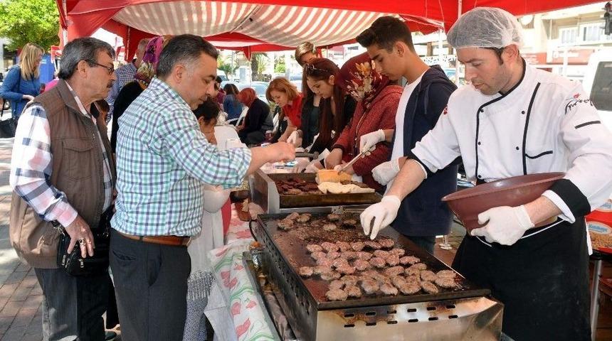 &Ouml;ğrenciler Okulları İ&ccedil;in El Ele Verdi