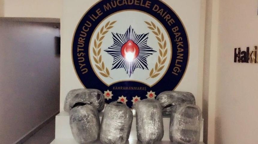 Polisten Ka&ccedil;an Otomobilden 30 Kilo Uyuşturucu &Ccedil;ıktı