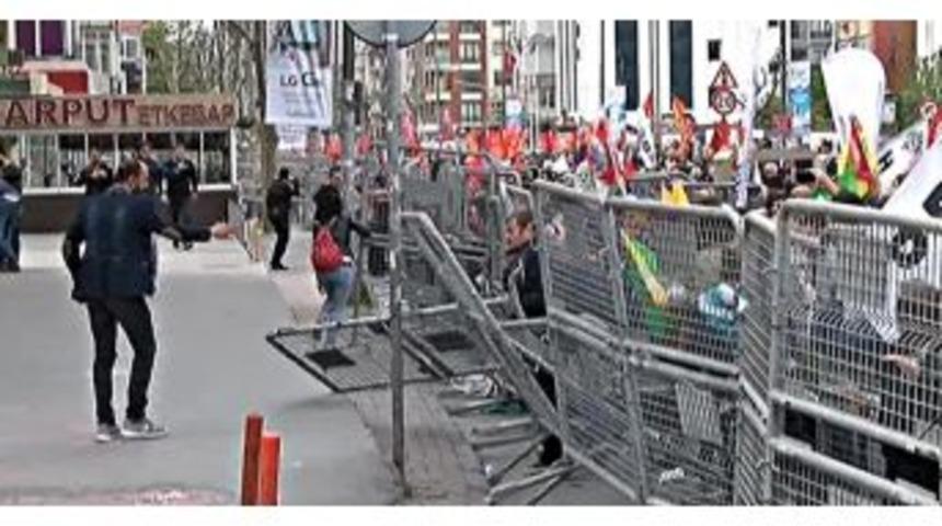 Polis, Bariyerleri Yıkmaya Çalışan Grubu Havaya Ateş Açarak Dağıttı