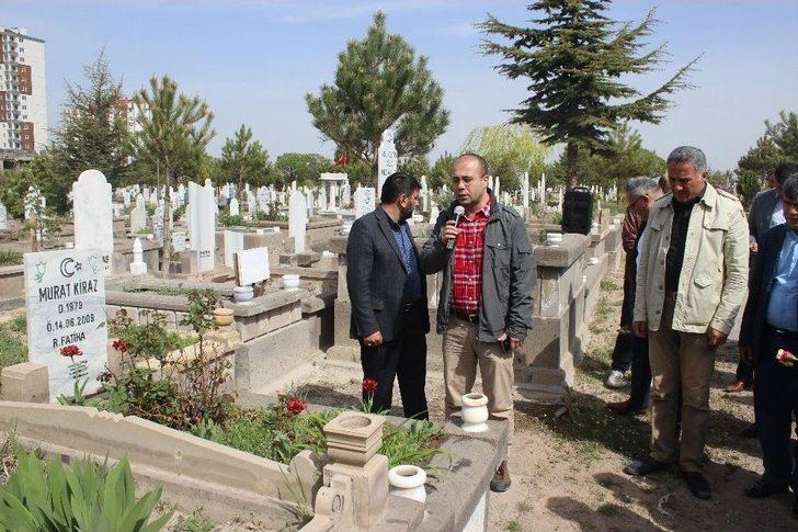 Tüm-iş Konfederasyonu İş Kazası Sonucu Ölen İşçinin Mezarını Ziyaret Etti G1