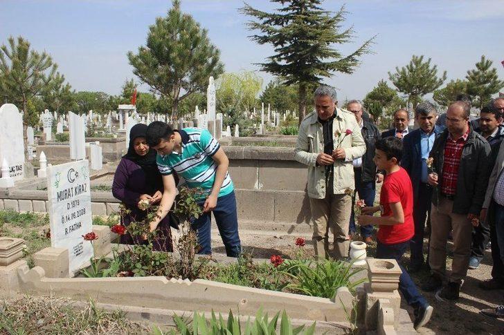 Tüm-iş Konfederasyonu İş Kazası Sonucu Ölen İşçinin Mezarını Ziyaret Etti G2