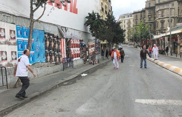 Taksim Esnafı Müşteri Bulamayınca Top Oynadı