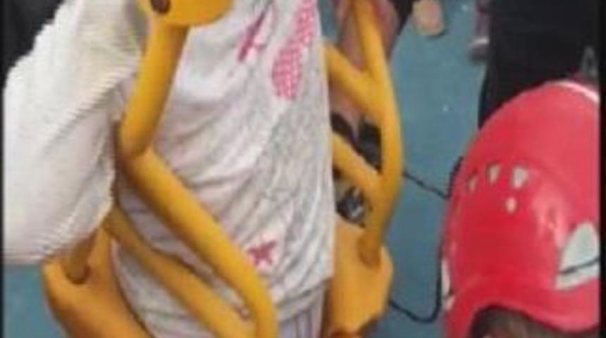 İtfaiye, Salıncakta Sıkışan &Ccedil;ocuğu Kurtardı