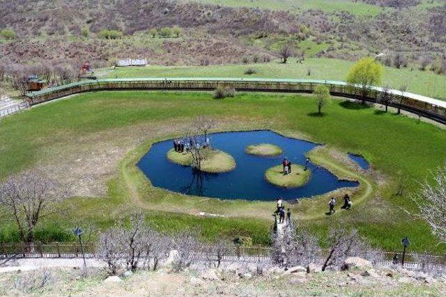 Bingöl'de Yüzen Adaya Yerli Turist Ilgisi 