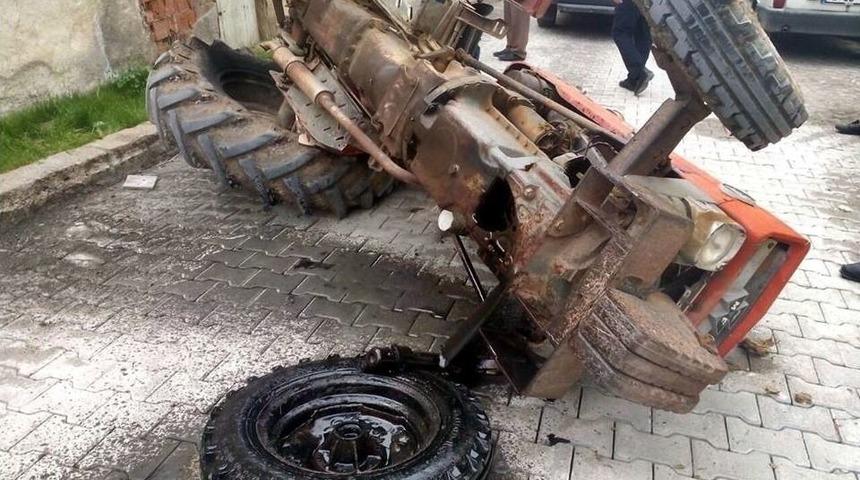 Sungurlu&rsquo;da &Ouml;n Tekeri &Ccedil;ıkan Trakt&ouml;r Devrildi: 2 Yaralı