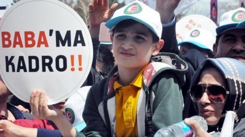 Hak-İş, Erzurum'da Beyaz G&uuml;vercin Ve Karanfillerle 1 Mayıs'ı Kutladı