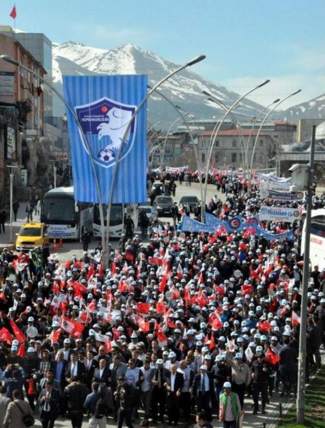 Hak-İş, Erzurum'da Beyaz Güvercin Ve Karanfillerle 1 Mayıs'ı Kutladı