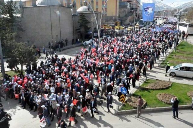 Hak-İş, Erzurum'da Beyaz Güvercin Ve Karanfillerle 1 Mayıs'ı Kutladı