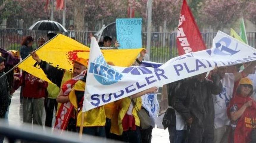 Bolu'da Yağmur Altında 1 Mayıs Kutlaması