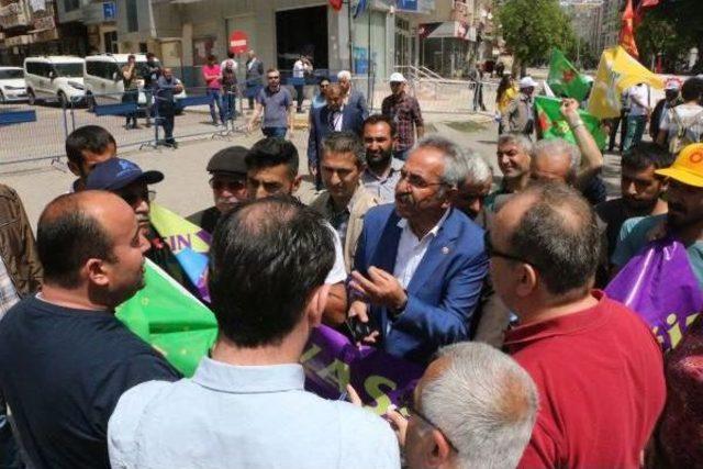 Hdp'li Yıldırım Ile Polis Arasında 'pankart' Tartışması