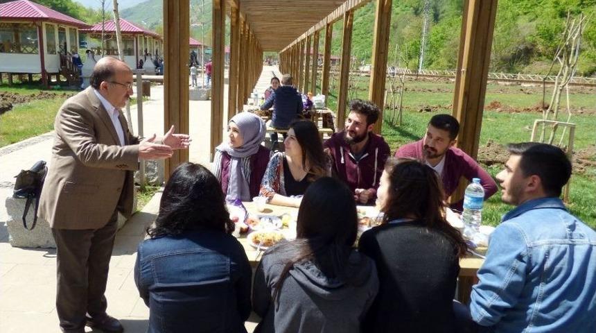 Başkan G&uuml;mr&uuml;k&ccedil;&uuml;oğlu, Hemşehrilerinin Sorularını Yanıtladı