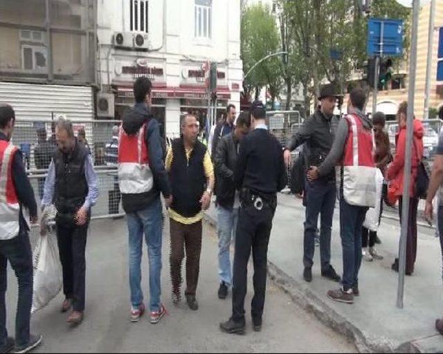 Taksim'de Turistlerin Otel Ve Cafelere Girişleri Polis Kontrolünde Yapılıyor