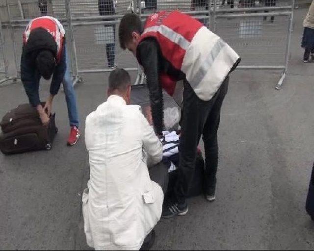 Taksim'de Turistlerin Otel Ve Cafelere Girişleri Polis Kontrolünde Yapılıyor