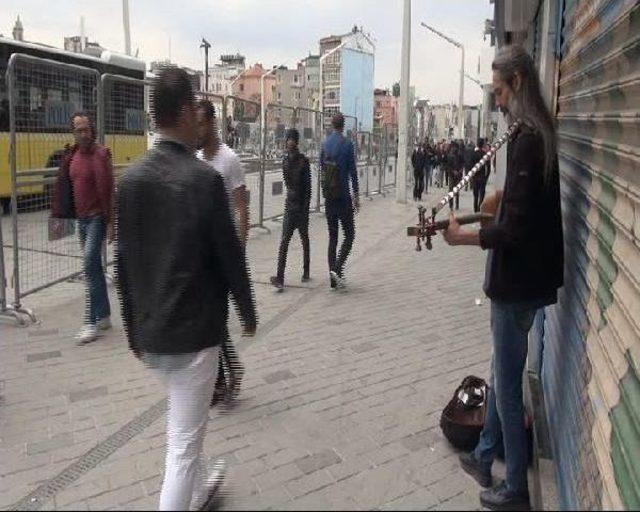 Taksim'de Turistlerin Otel Ve Cafelere Girişleri Polis Kontrolünde Yapılıyor