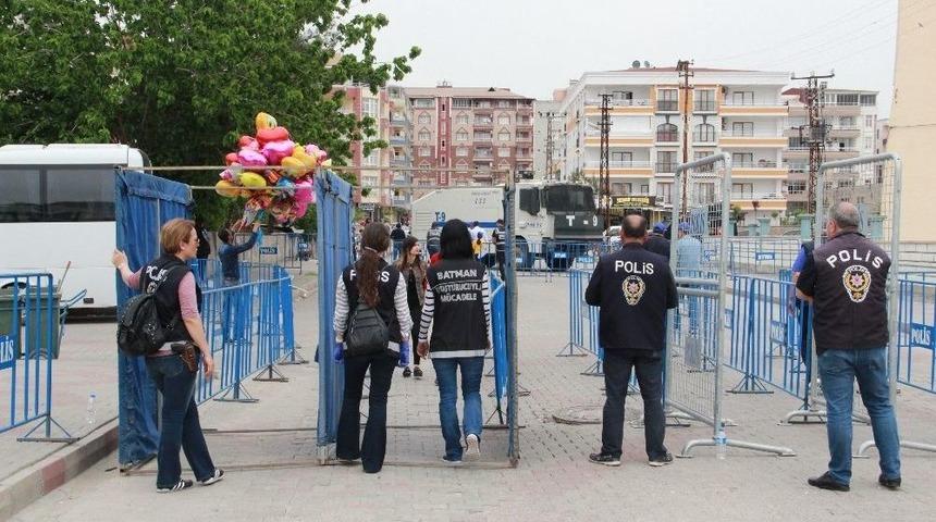Helyum Dolu Balonlar Alana Alınmadı