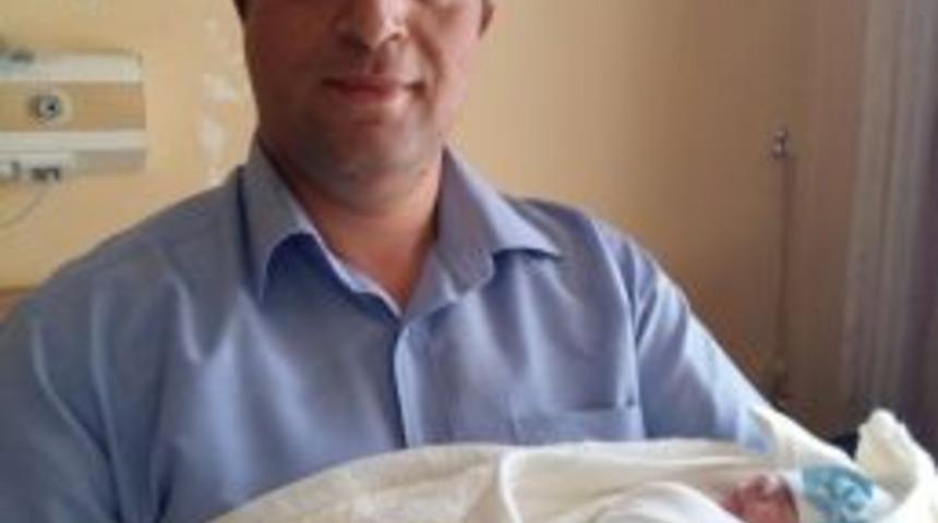 İha Muhabirinin Bebek Sevinci