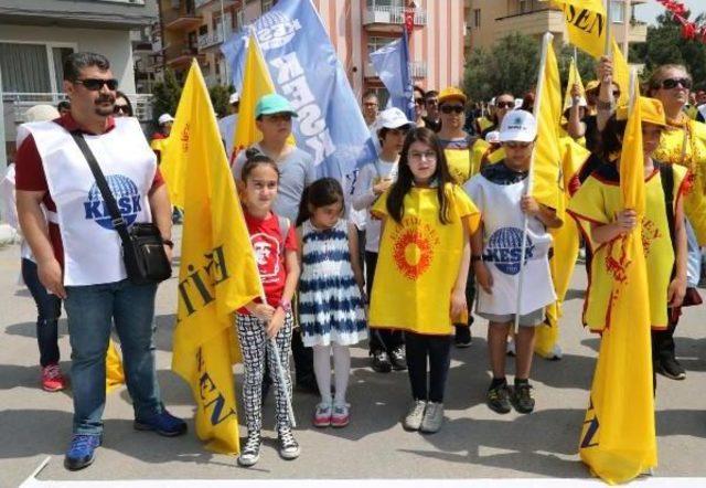 Balıkesir'de Alanda Ve Balkonda Halaylı Kutlama