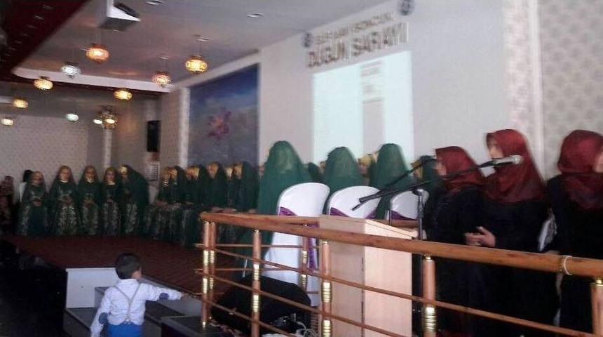 Erciş&rsquo;te 22 Kız Hafız T&ouml;renle Ta&ccedil; Giyip İcazet Aldı