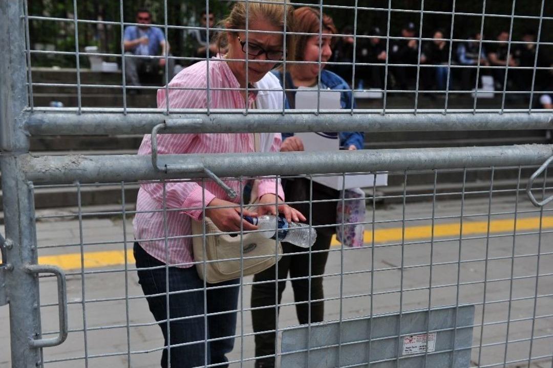 (&ouml;zel Haber) &Ccedil;&ouml;p Diye Atılan Şişelerin Kapaklarını Umut Olmak İ&ccedil;in Topladılar