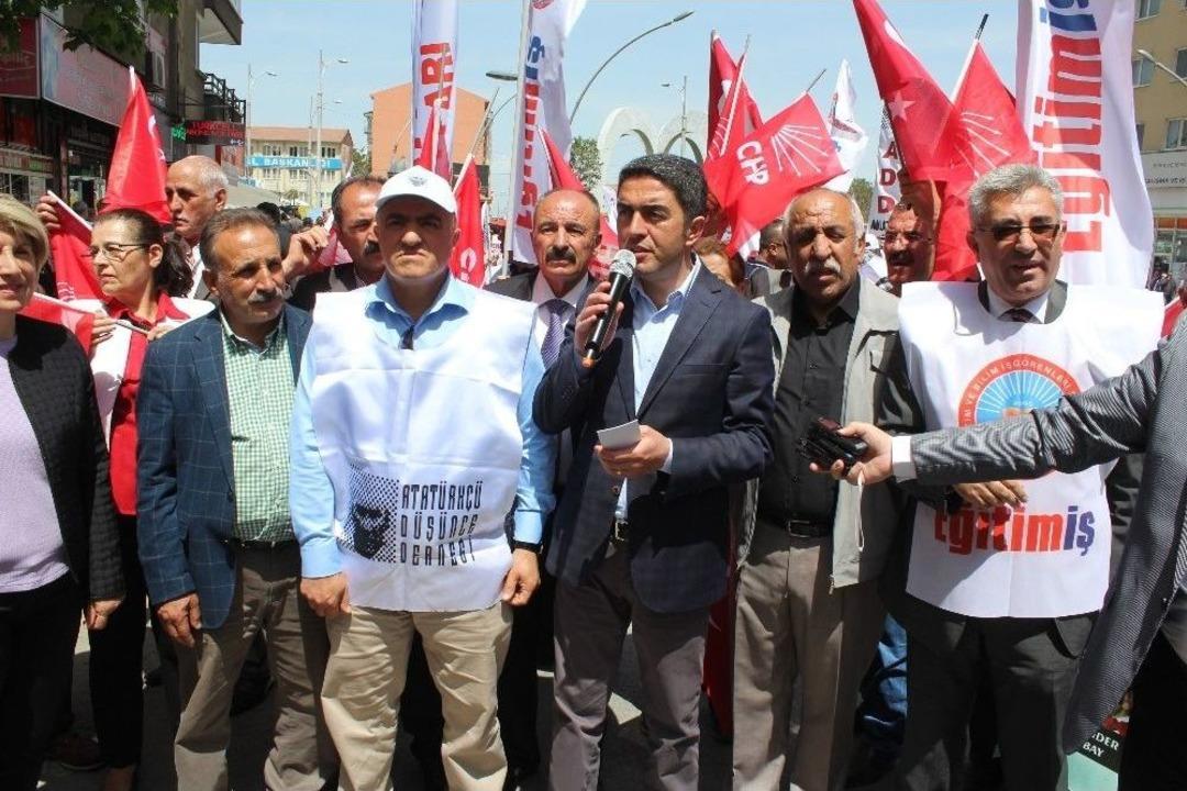 1 Mayıs İş&ccedil;i Bayramı Malatya&rsquo;da Halay &Ccedil;ekilerek Kutlandı