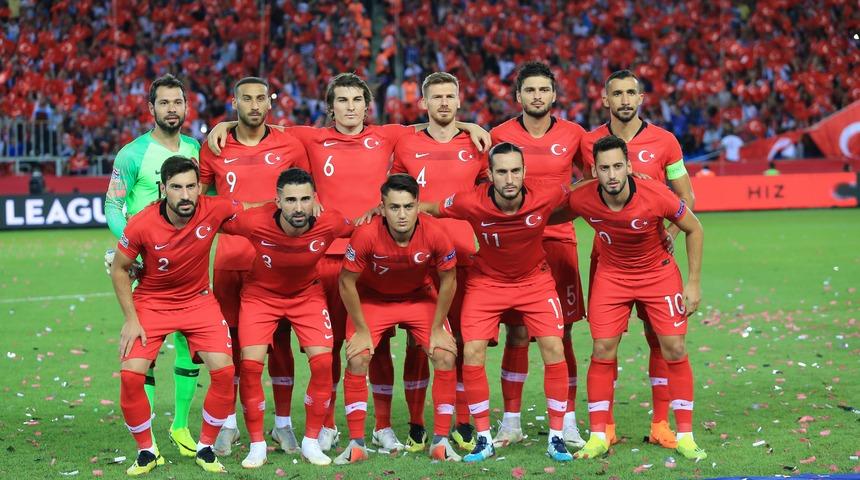 Türkiye - Rusya maçında sakatlanan Serdar Aziz oyuna devam edemedi