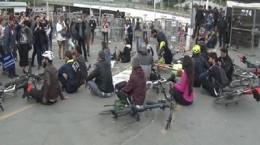 Bakırk&ouml;y'de Alana Giremeyen Bisikletlilerden Protesto