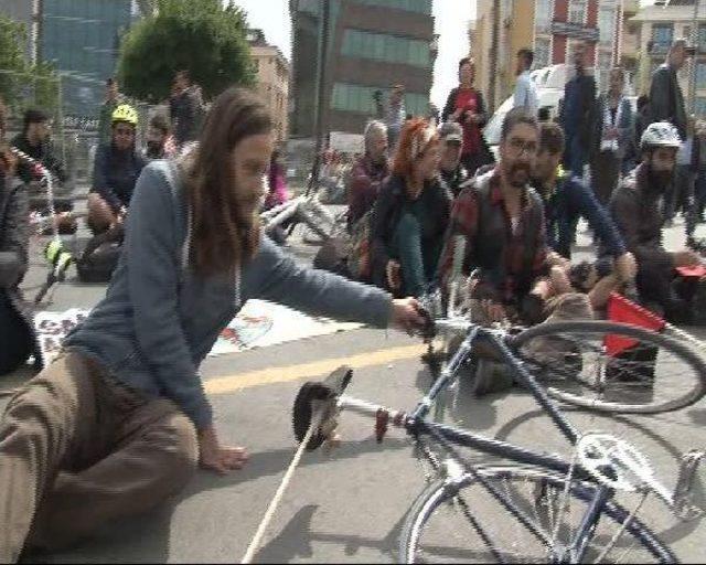 Bakırköy'de Alana Giremeyen Bisikletlilerden Protesto