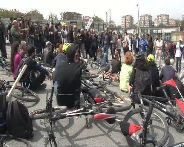 Bakırköy'de Alana Giremeyen Bisikletlilerden Protesto