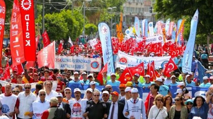 Antalya'da Ş&ouml;len Havasında 1 Mayıs Kutlaması