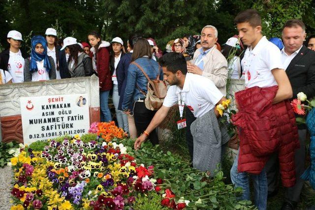 Derikli Öğrencilerden Şehit Kaymakam Safitürk’ün Mezarına Ziyaret