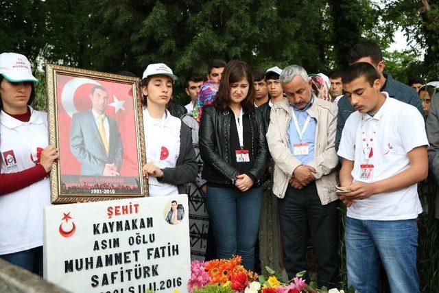 Derikli Öğrencilerden Şehit Kaymakam Safitürk’ün Mezarına Ziyaret