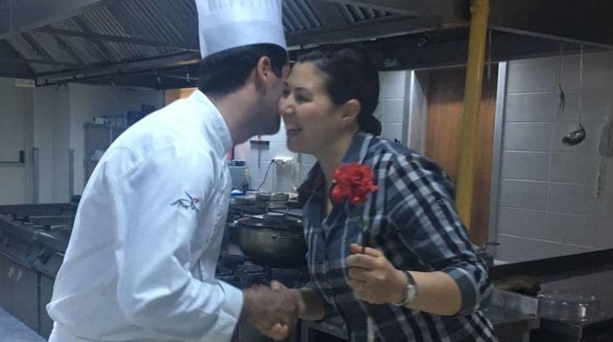 Hilton &Ccedil;alışan Personellerinin Bayramını Karanfillerle Kutladı