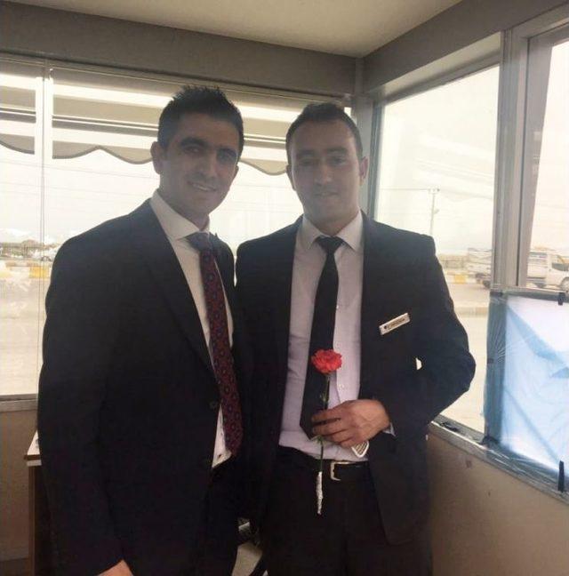 Hilton &Ccedil;alışan Personellerinin Bayramını Karanfillerle Kutladı 2