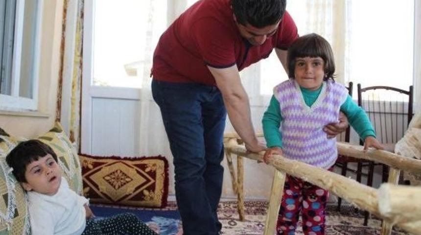 İki Kızının Konuşup, Y&uuml;r&uuml;mesini Istiyor