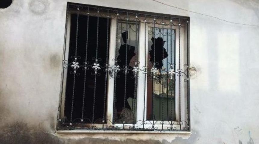 Sevgilisinin Nikahsız Eşini &Ouml;ld&uuml;ren Katil Zanlısının Evini Yaktılar