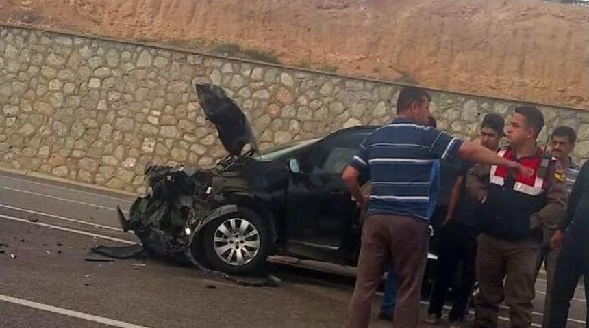 Otomobil İle Ticari Ara&ccedil; Kafa Kafaya &Ccedil;arpıştı: 3 Yaralı