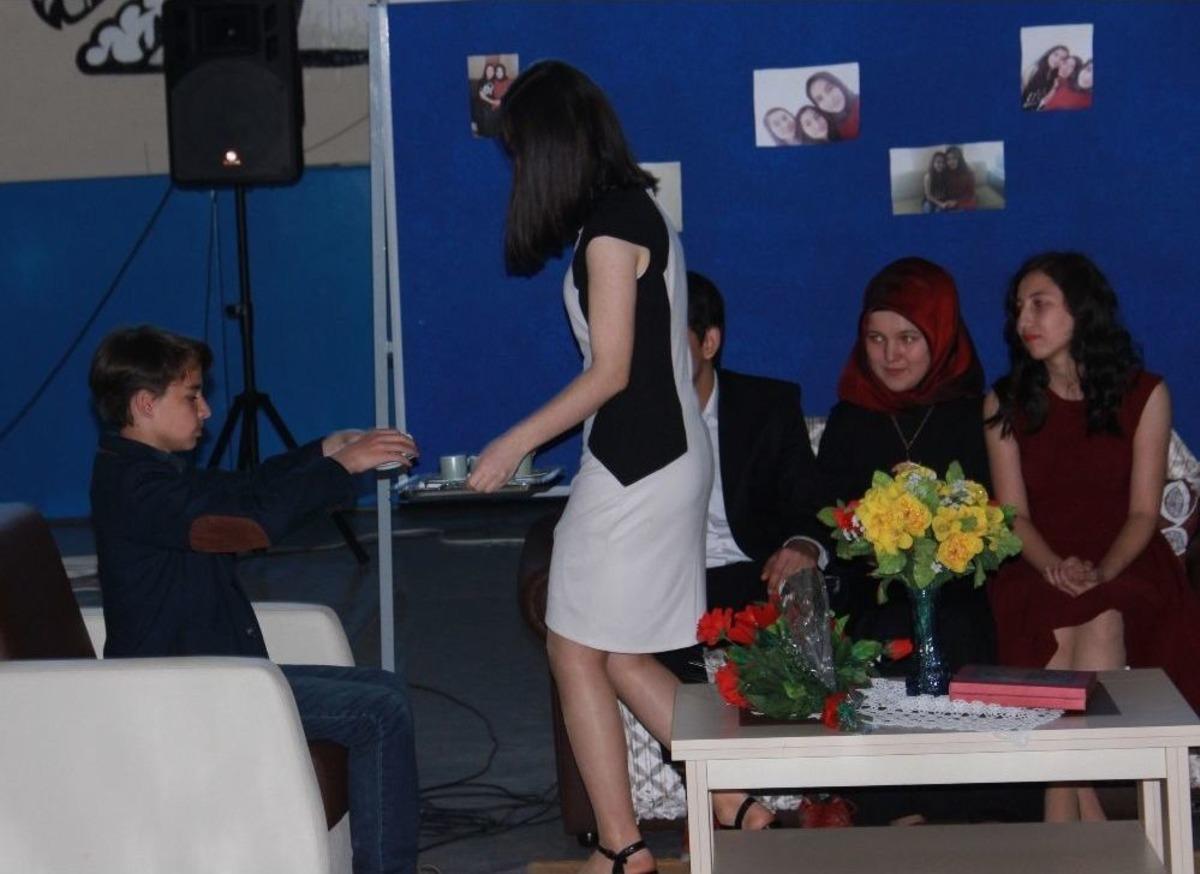 T&uuml;rk Usul&uuml; Kız İsteme Sahnesini İngilizce Oynadılar