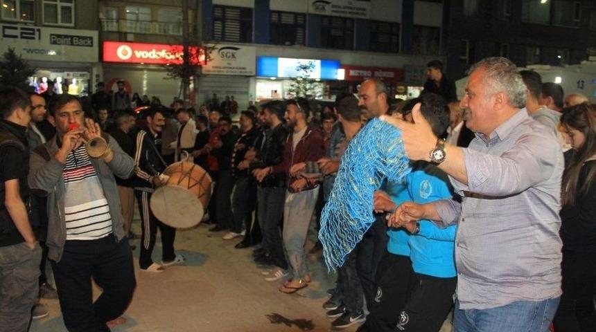 T&uuml;rkiye Şampiyonu Ekip Hakkari&rsquo;de Davul Zurna İle Karşılandı