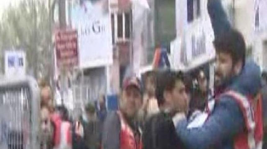 Bakırk&ouml;y'deki 1 Mayıs Kutlamasında 'ırak K&uuml;rt B&ouml;lgesel Y&ouml;netimi Bayrağı' Krizi&nbsp;