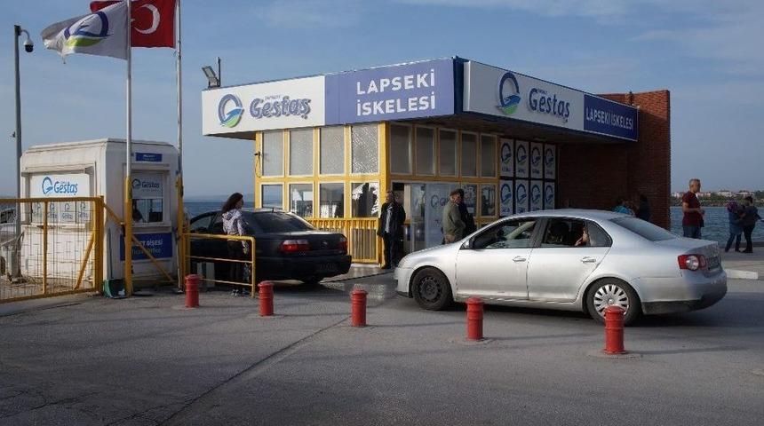 Lapseki&rsquo;de Feribot İskelesinde Ara&ccedil; Kuyruğu