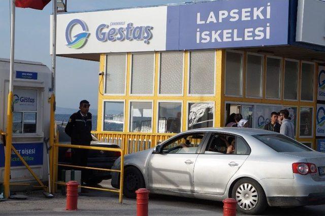 Lapseki&rsquo;de Feribot İskelesinde Ara&ccedil; Kuyruğu 1