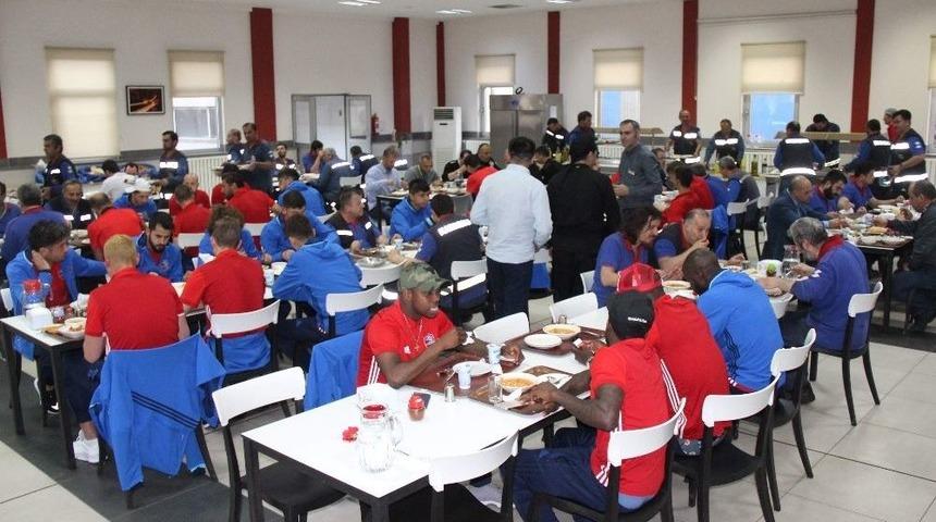 Karab&uuml;ksporlu Futbolcular İş&ccedil;ilerle Bir Araya Geldi