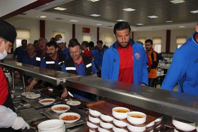 Karabüksporlu Futbolcular İşçilerle Bir Araya Geldi