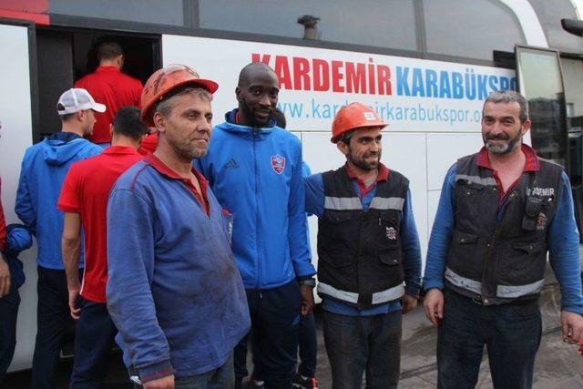 Karabüksporlu Futbolcular İşçilerle Bir Araya Geldi