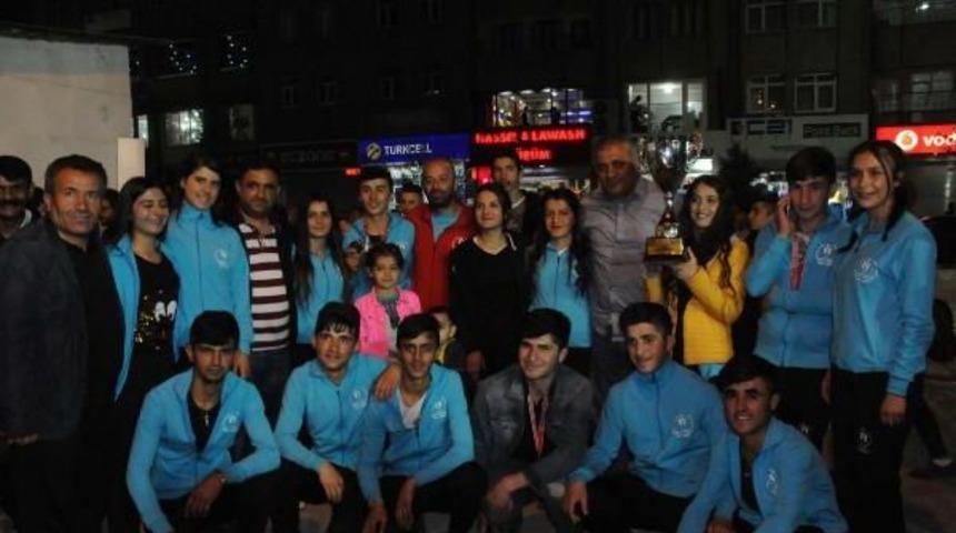 Hakkari'de Şampiyon Folklor Ekibine Davul-Zurnalı Karşılama