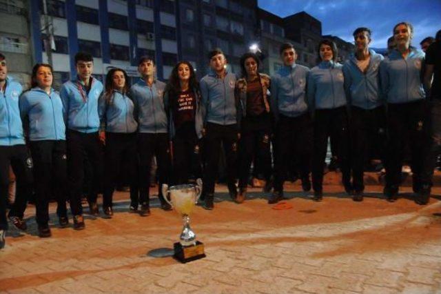 Hakkari'de Şampiyon Folklor Ekibine Davul-Zurnalı Karşılama