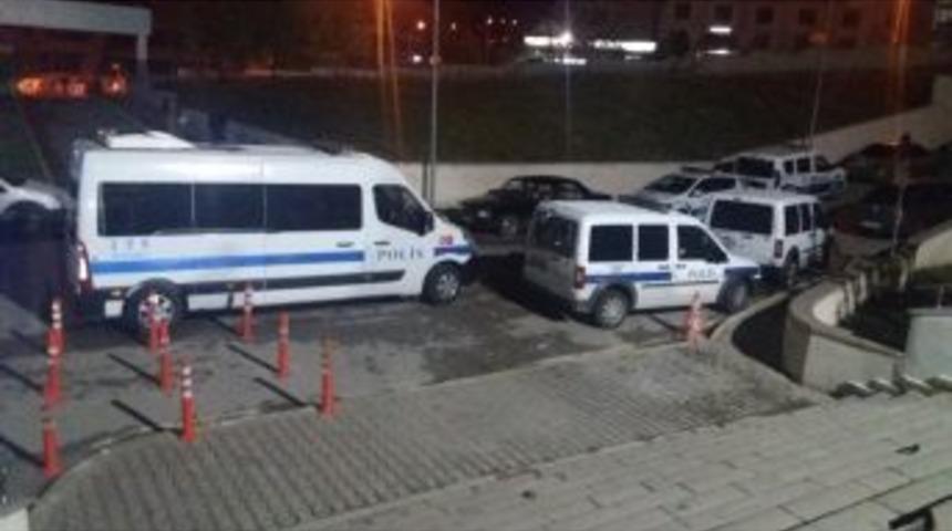 Mahallede &Ccedil;ıkan Kavga Karakolda Daha Da B&uuml;y&uuml;d&uuml;
