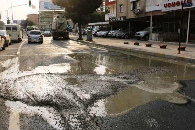 Beton Mikserindeki Beton Yola Döküldü, Trafik Kilitlendi 