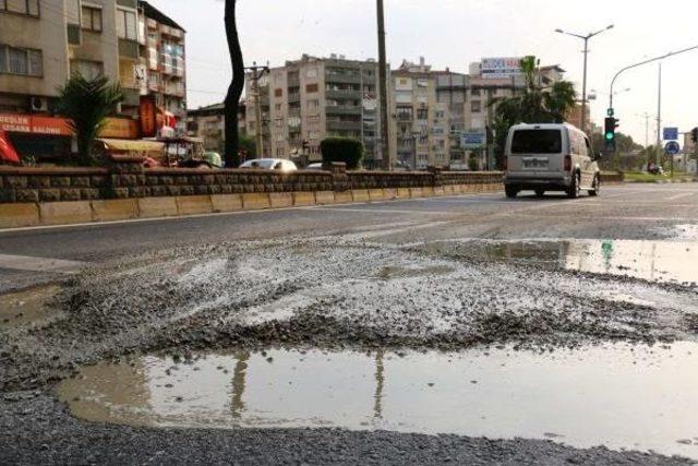 Beton Mikserindeki Beton Yola Döküldü, Trafik Kilitlendi 